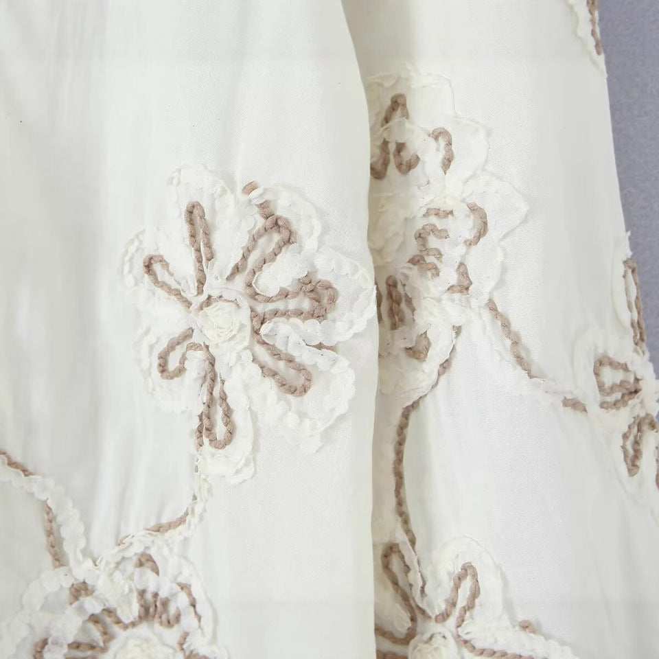 Feminin Blus med Elegant Broderi och Rynkor