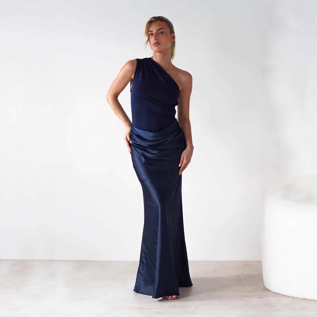Eleganta Klänningen med Asymmetrisk Silhuett och Flödande Drapering