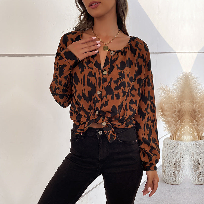 Elegant knuten blus med djurmönster