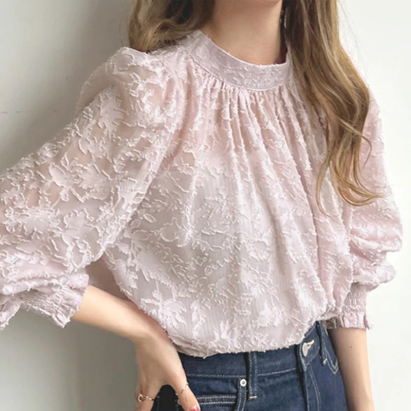 Feminin blus med blomdesign och puffärmar