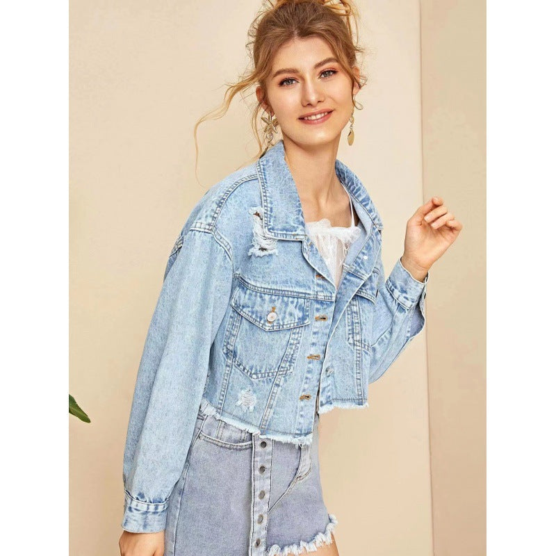 Feminine Denim Jakke med Trendy Slidte Detaljer