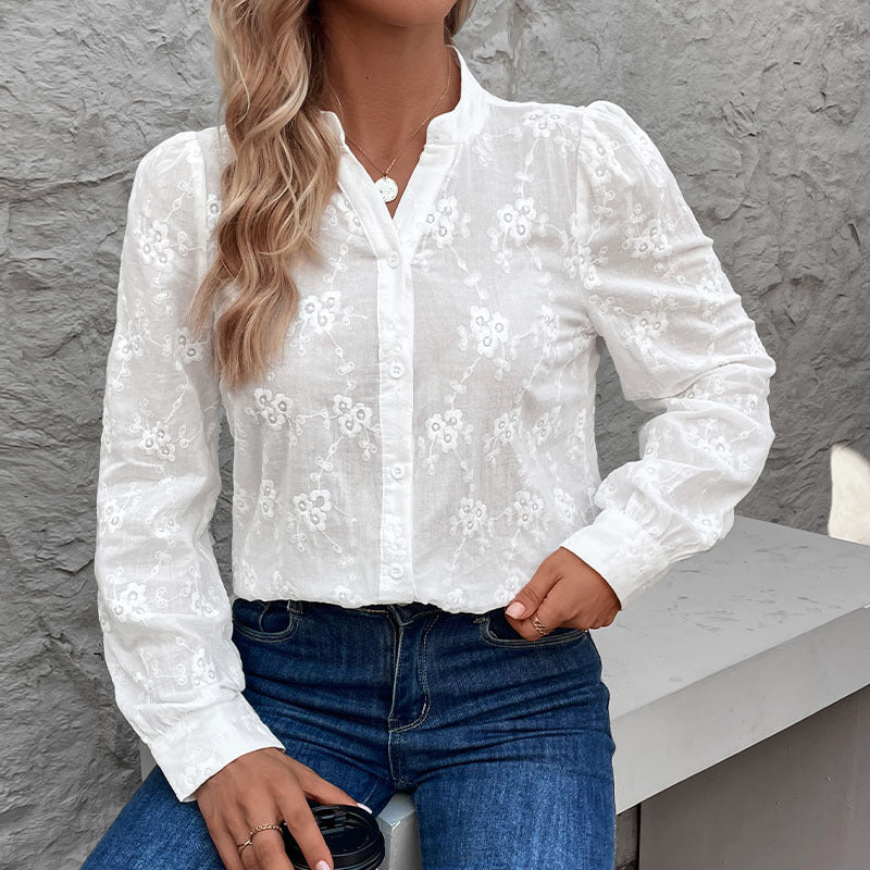 Elegant blus med blomsterbroderi och luftiga puffärmar