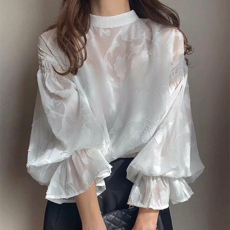 Feminin blus med blomsterbroderi och luftiga ärmar