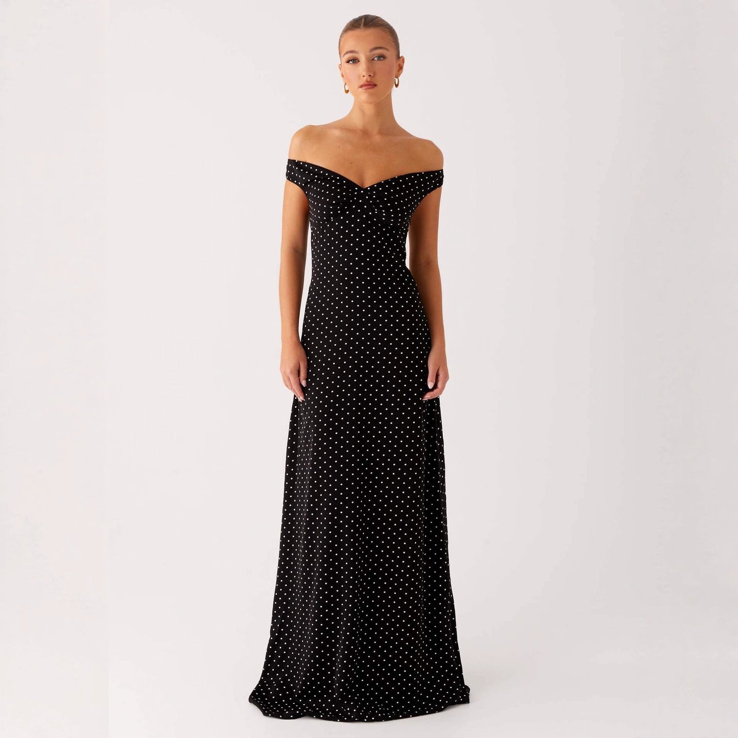 Elegant Off-Shoulder Klänning med Prickigt Mönster från ModeLuxe