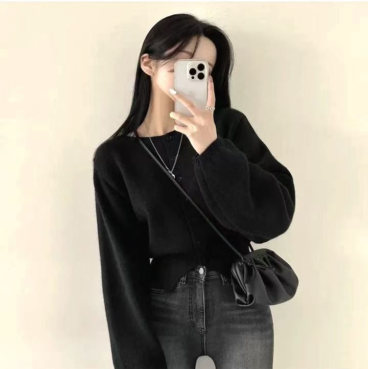 Moderne Cropped Strikjakke med Oversized Ærmer