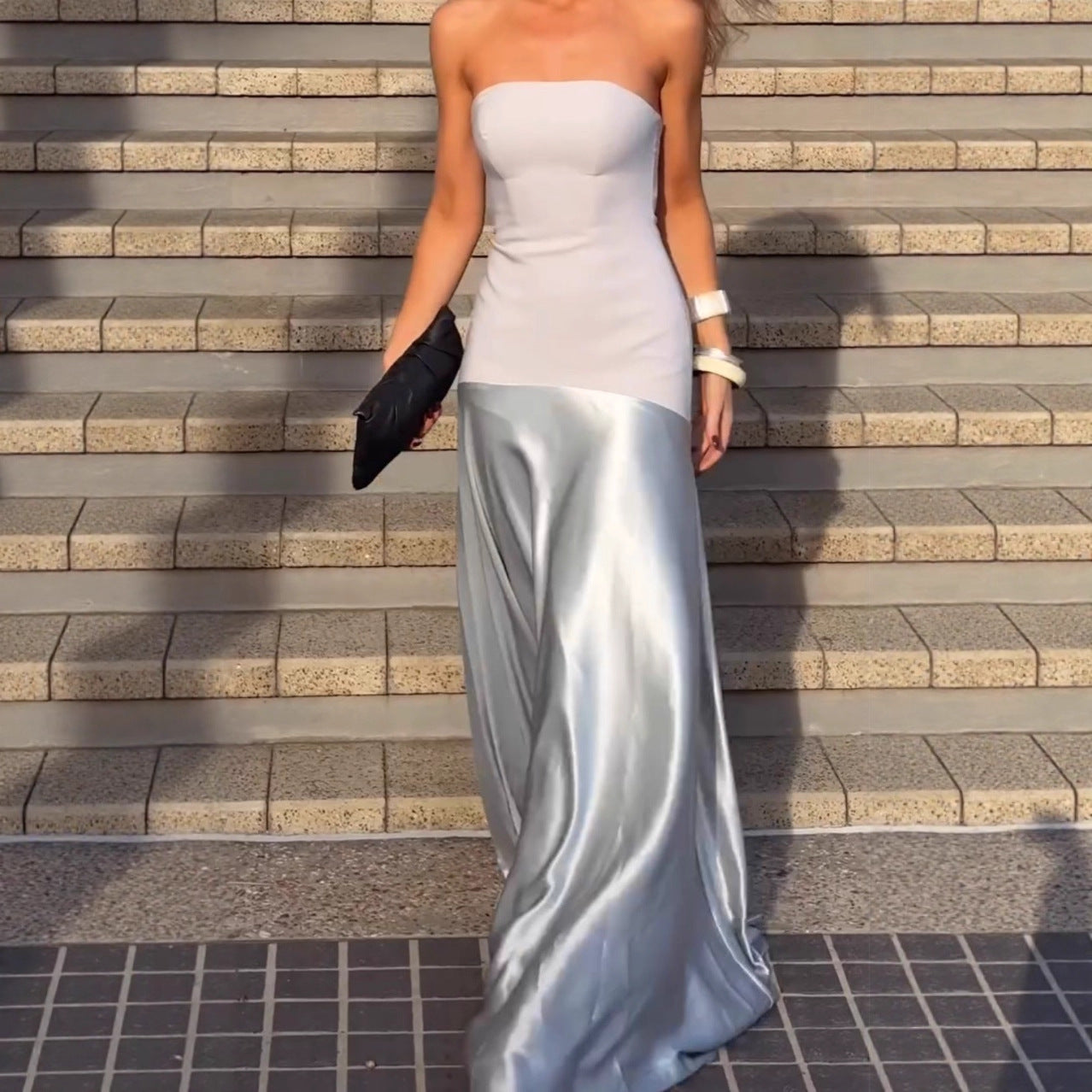 Elegant Kvällsklänning med Glamourös Drapp och Stil