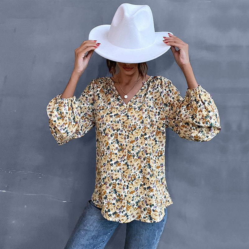Feminine Bluse med Blomsterprint og Elegant Rynkning