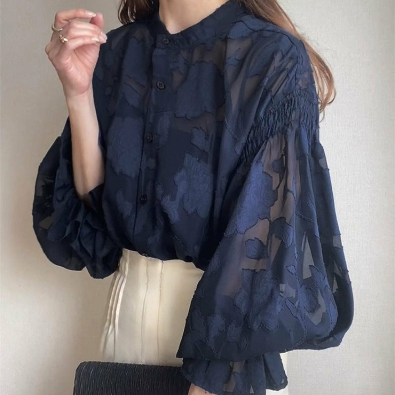 Feminin blus med blomsterbroderi och luftiga ärmar