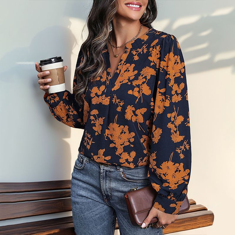 Feminin blus med blommönster och tidlös skärning