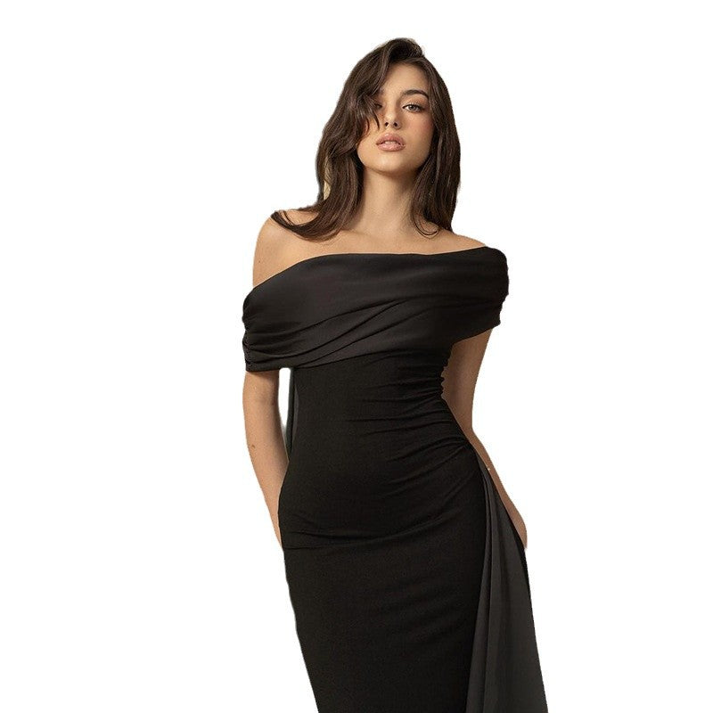 Fascinerande kvällsklänning med off-shoulder-design och skräddarsydd passform
