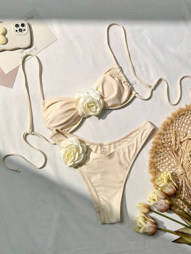 Feminint Baddräkt med Blommig Volangdetalj