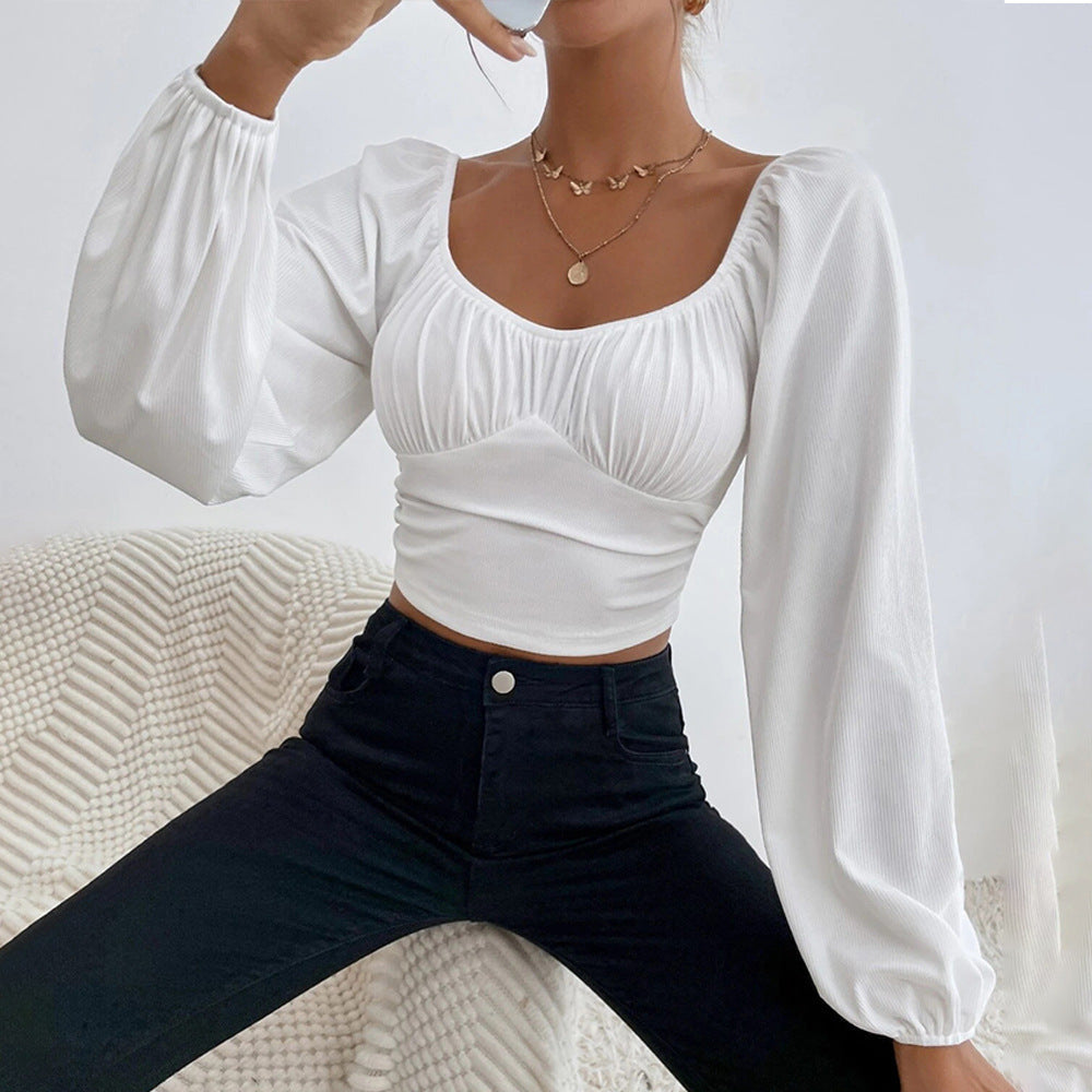 Stilfuldt cropped top med puffærmer og smigrende snit