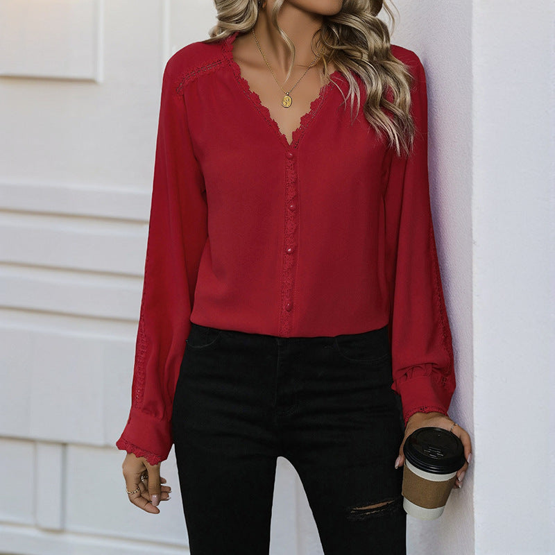 Feminine Bluse med Flotte Detaljer og Praktisk Knaplukning