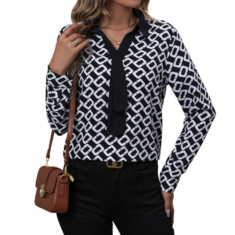 Elegant blus med unikt mönster och feminin detalj