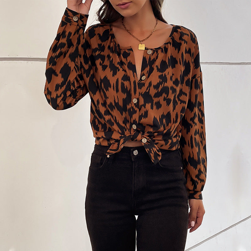 Elegant knuten blus med djurmönster