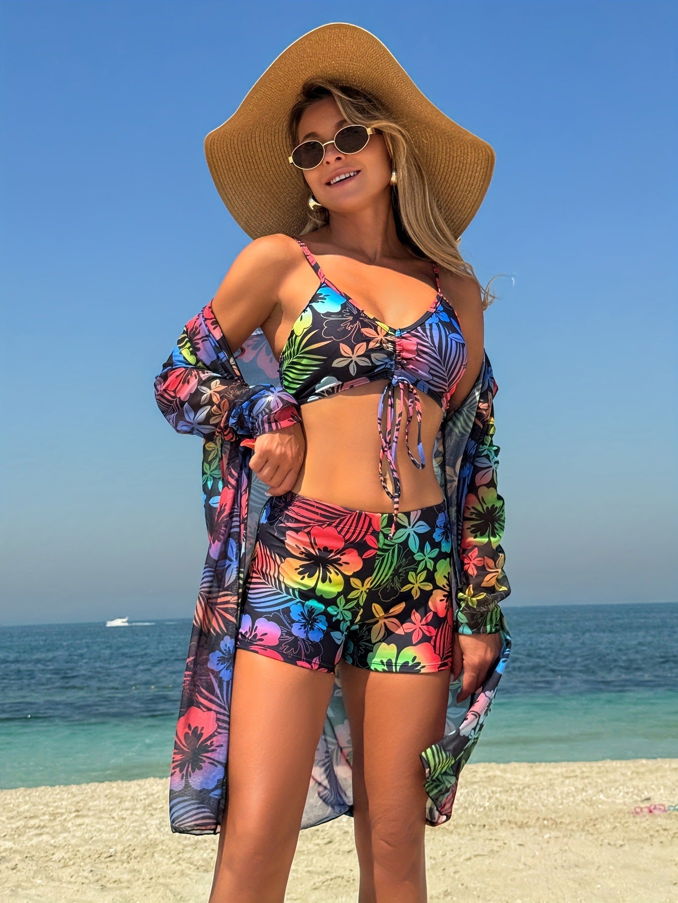 Elegant badset för kvinnor med stiligt kimono och shorts