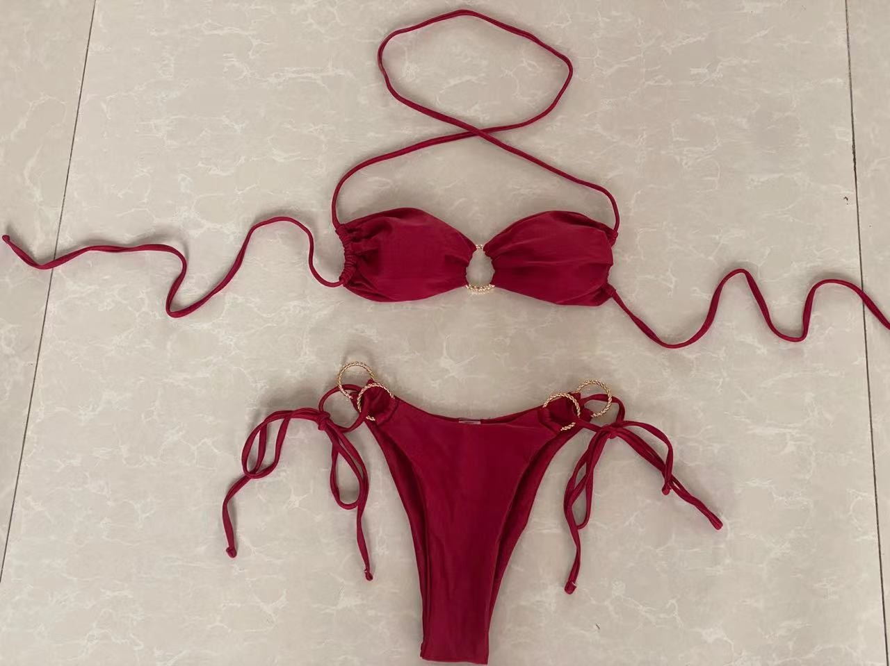 Eleganta Bandeau-Bikini med Guldiga Detaljer