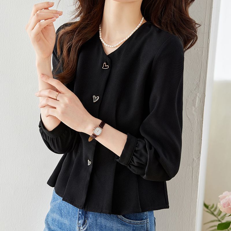 Feminine Bluse med Unikke Knapdetaljer og Fjerlette Ærmer