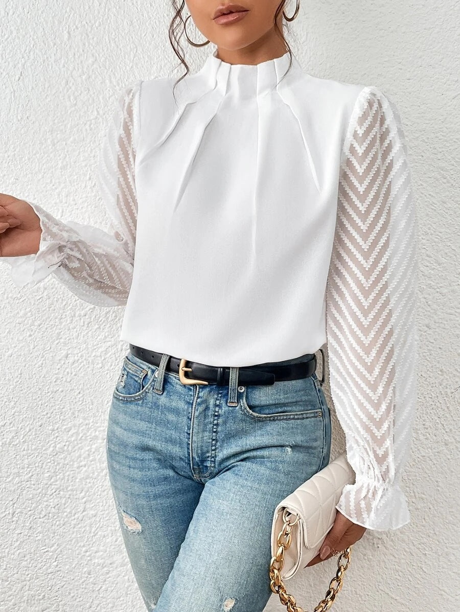 Sofistikerad blus med hög krage och transparenta detaljer