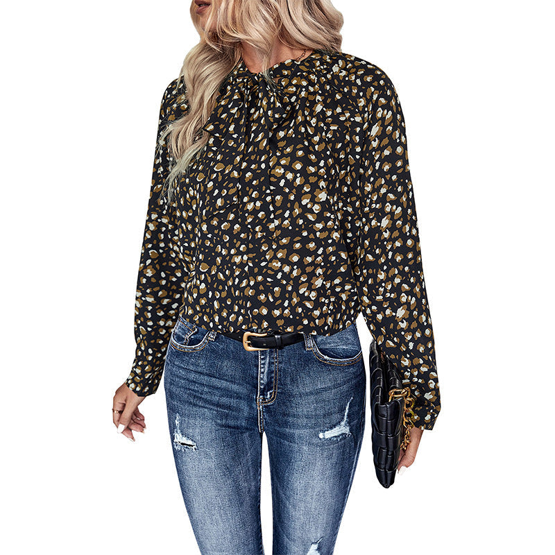Stilfull Blus med Moderna Prickar och Elegant Krage