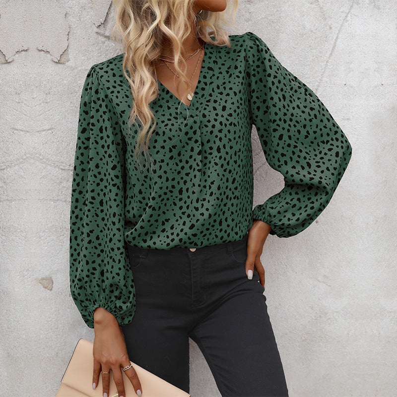 Stilfull blus med trendiga puffärmar och grafisk design