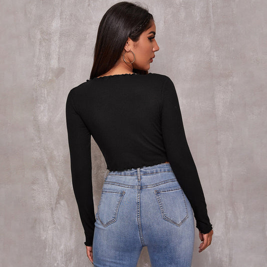 Moderne cropped top med snøring og delikate flæsedetaljer