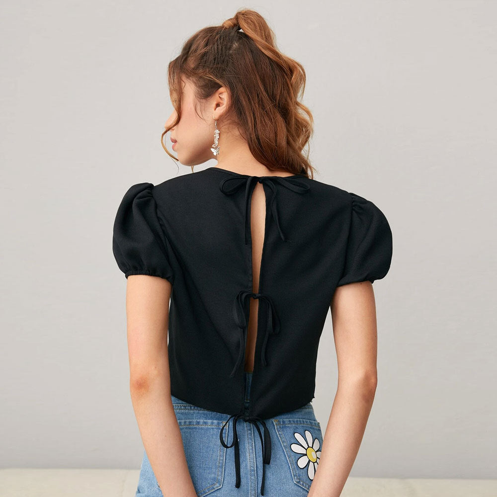 Feminint Cropped Top med Bløde Puffærmer og Rund Halsåbning
