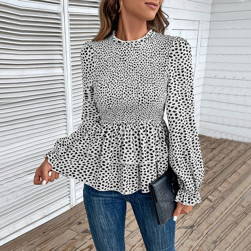 Elegant blus med volangdetaljer och unik smockdesign