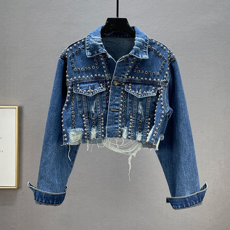 Feminint denimjacka med nitar och fransar