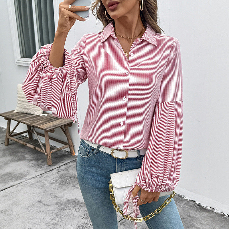 Elegant Blus med Voluminösa Ärmar och Strukturerat Mönster