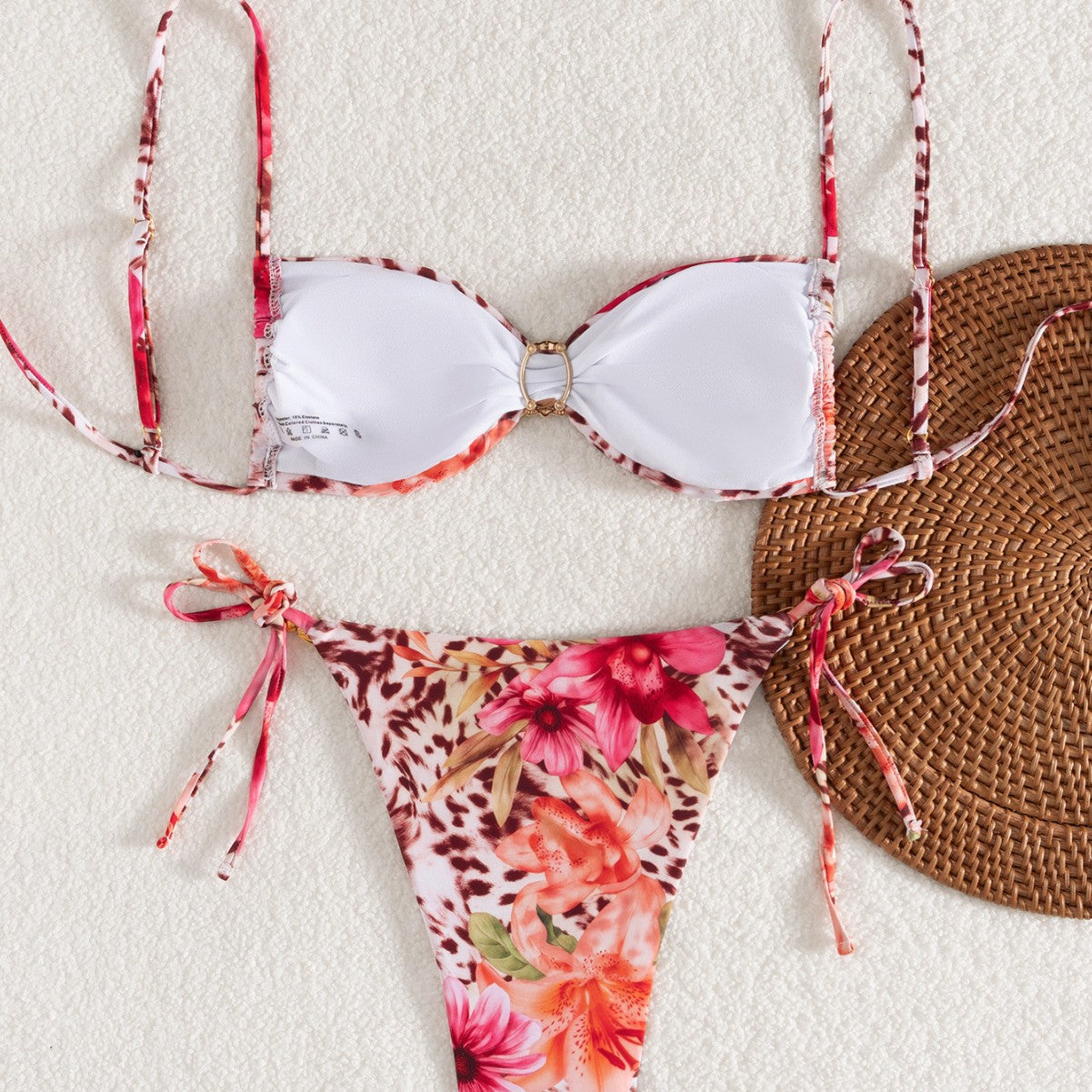 Feminint Bandeau-Bikini med Blommönster och Lyxiga Detaljer