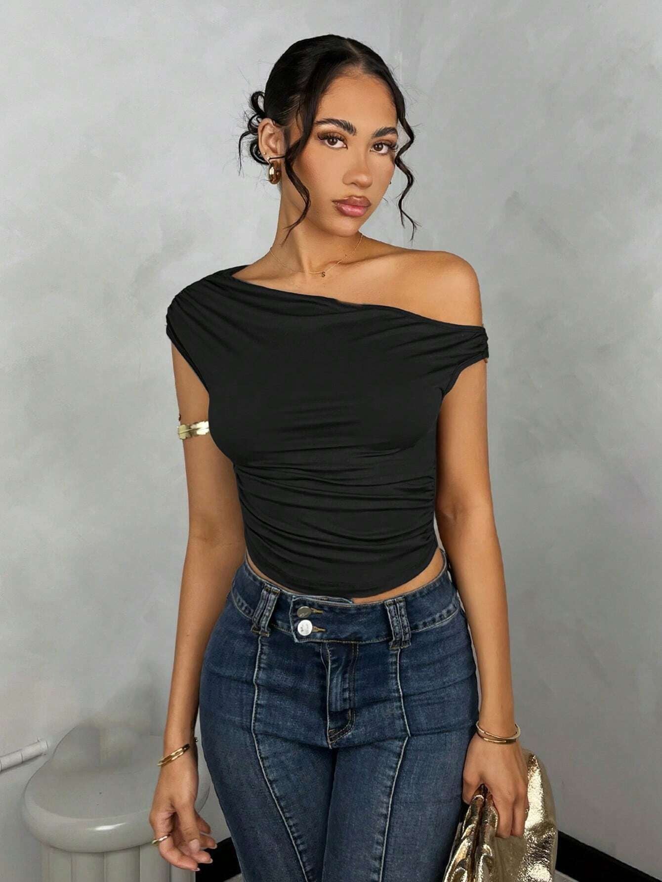 Asymmetrisk Crop-Top med Elegant Vågdesign