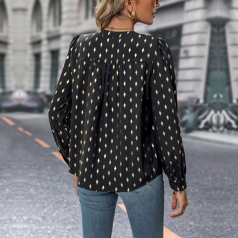 Feminine Bluse med Rynkedetaljer og Glitrende Print