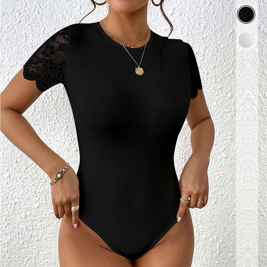 Elegant body med spetsdesign och figurnära silhuett