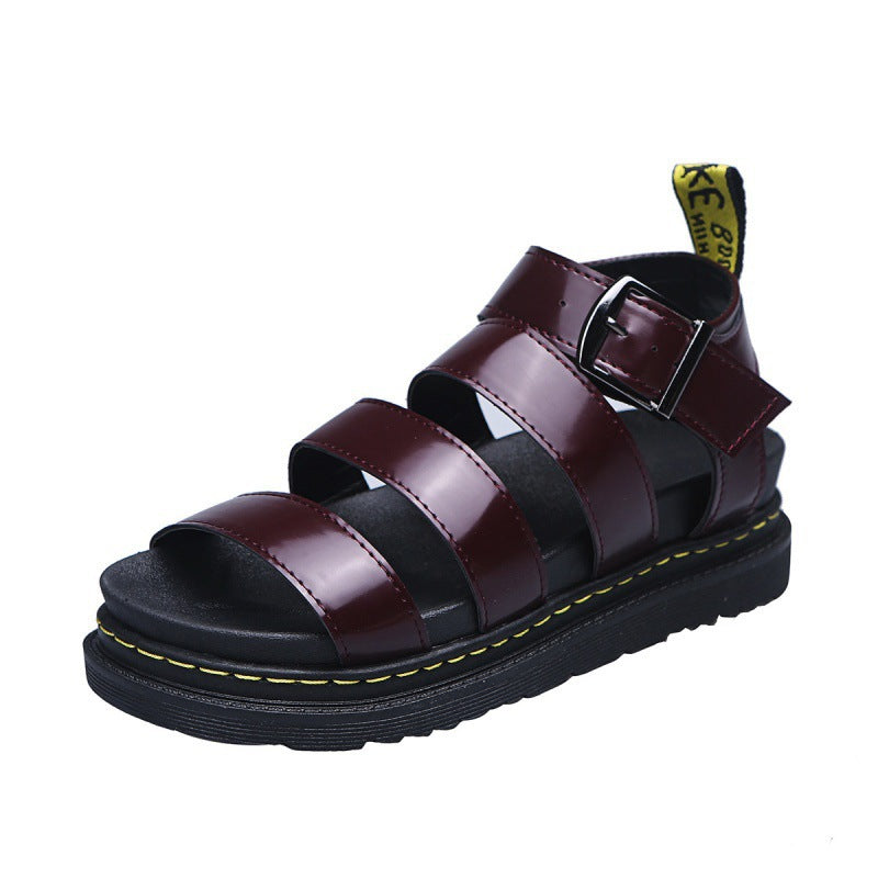 Sandaler för kvinnor med platå och remmar