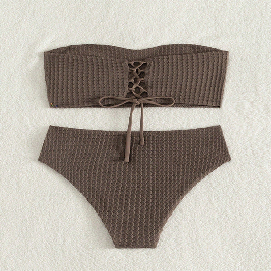 Snygg Bandeau-Bikini med Djup Uskärning och Snygga Detaljer