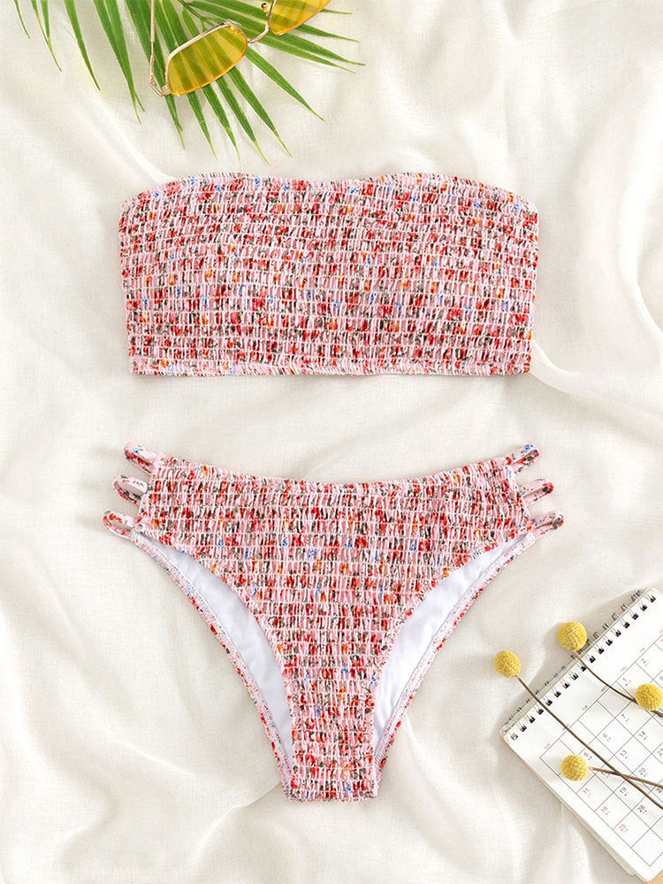 Feminine Bandeau-Bikini med Lekfulla Volanger