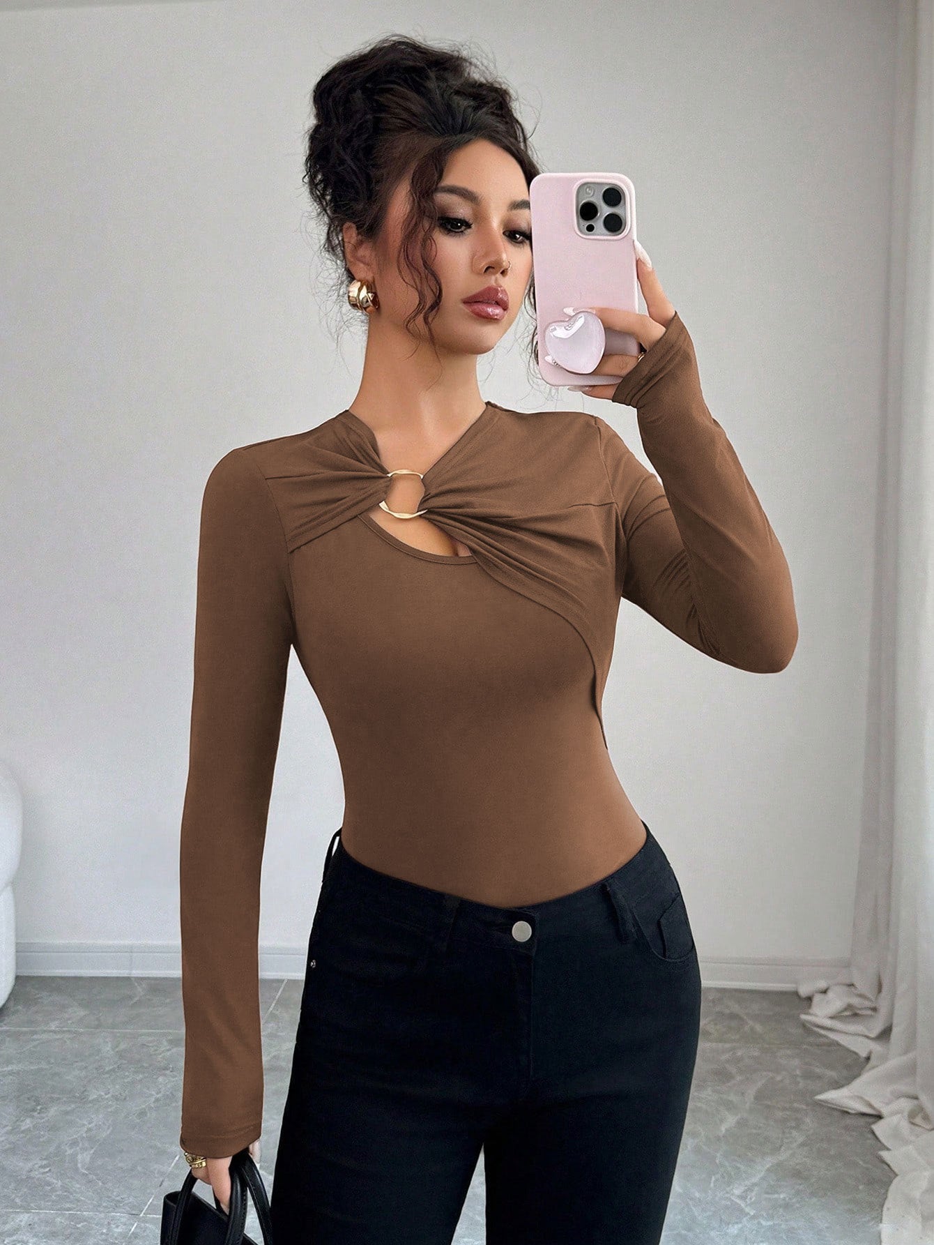 Stilfuld Bodysuit med Unikt Bindingsdesign og Rund Udhulning