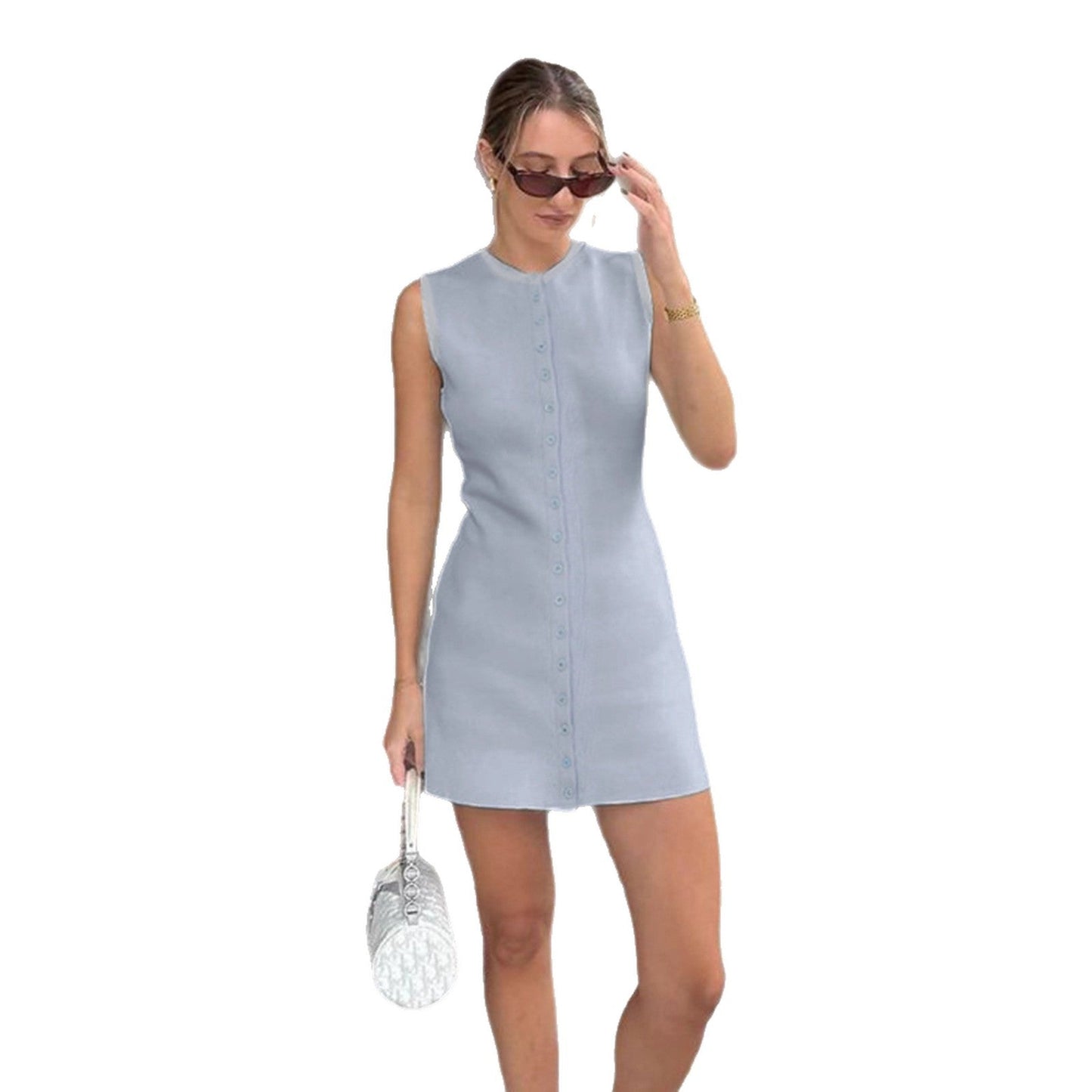 Sublim ärmlös klänning med knappslå och figursydd design