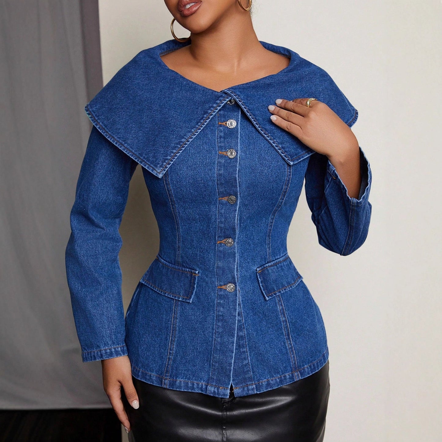 Elegant Denim Blazer med Slående Krave og Praktiske Lommer