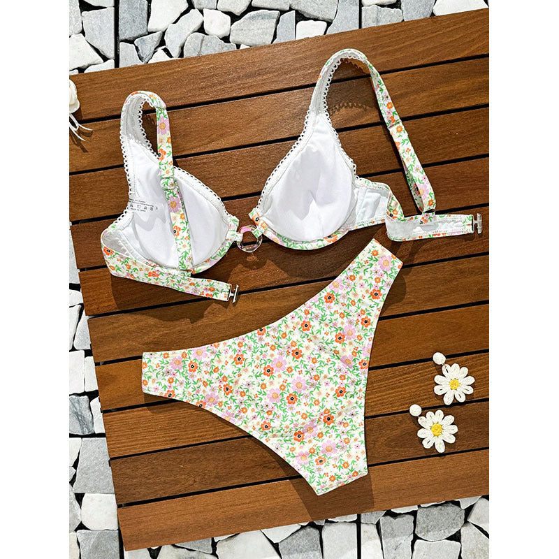 Sofistikerat Bikiniset med Blommönster och Eleganta Volanger