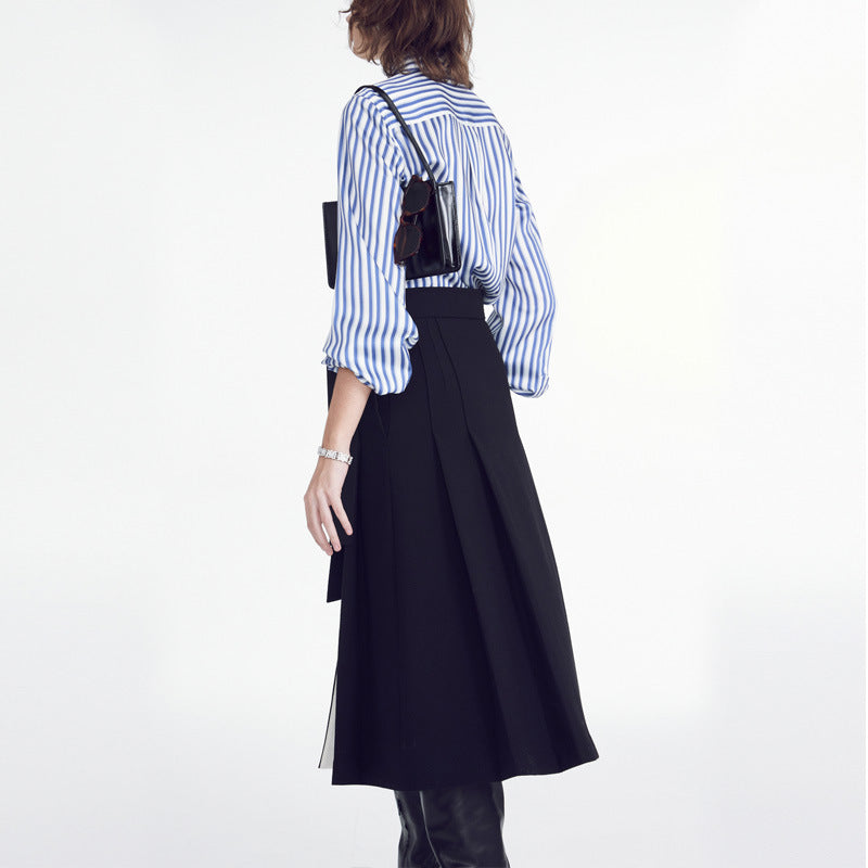 Stilfuld Bluse med Striber og Elegant Knapdetalje