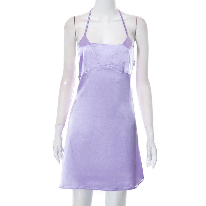 Feminint Aftonklänning med Modern Halter Design och Lyxig Glans