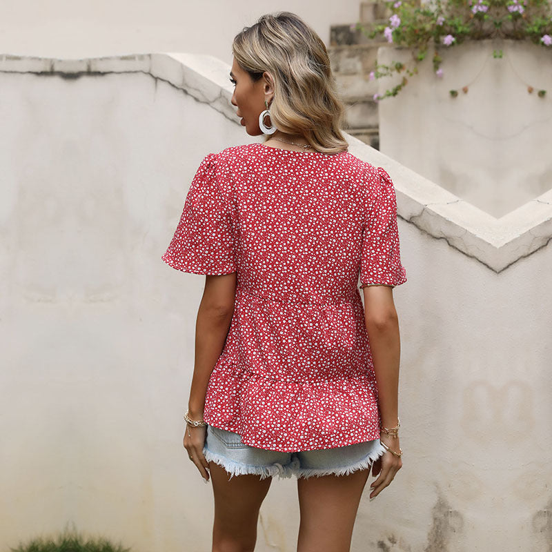 Elegant blus med smickrande detaljer och blomstertryck