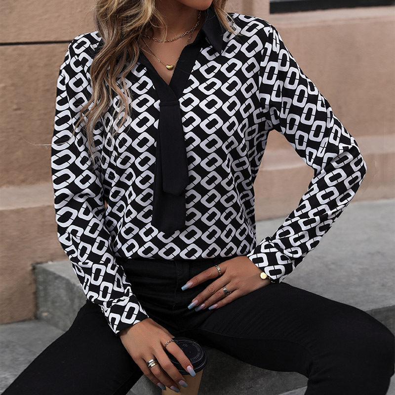 Elegant blus med unikt mönster och feminin detalj