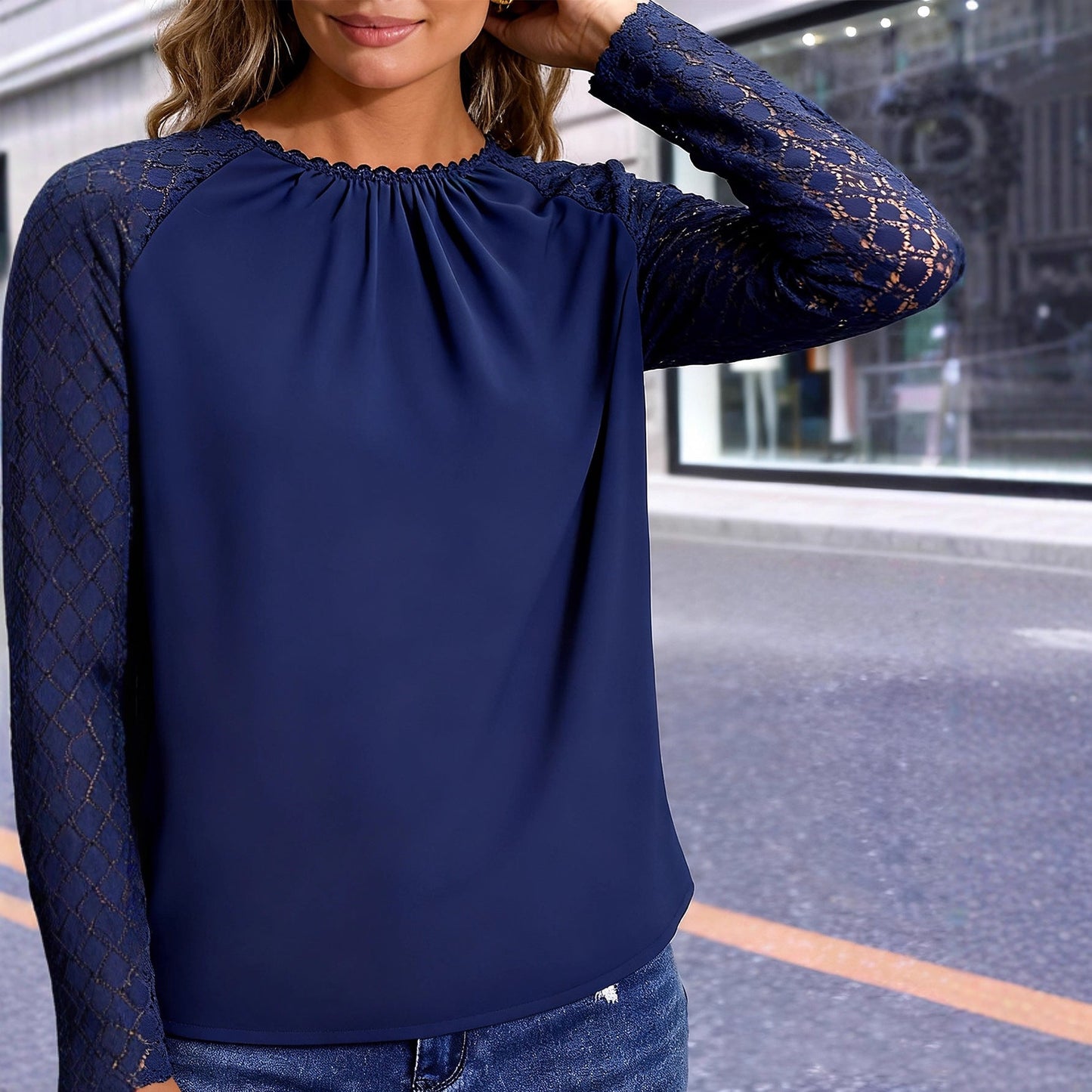 Feminin Blus med Spetsiga Ärmar och Vacker Design