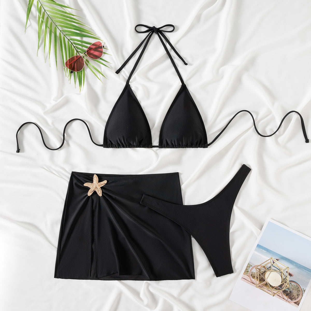 Kvinnlig bikini med stilfullt omlottkjol och charmig snäcka