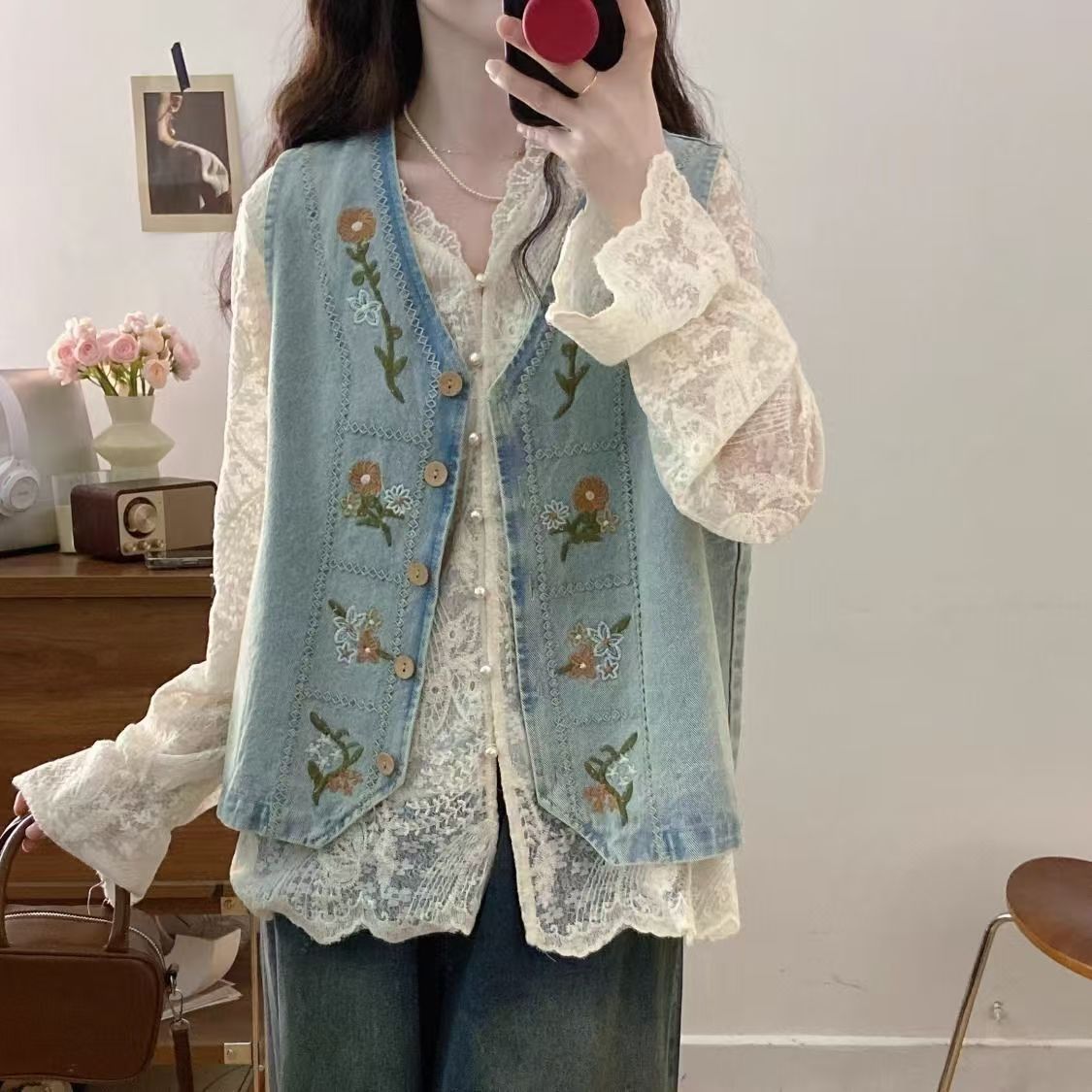 Blomsterbroderet Denimvest til Kvinder - Stilelementer i Fokus
