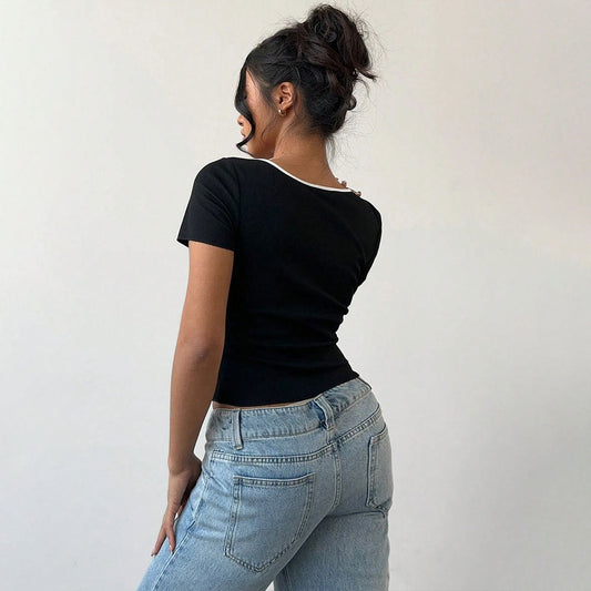 Elegant cropped top med unikke sommerfugleknapper