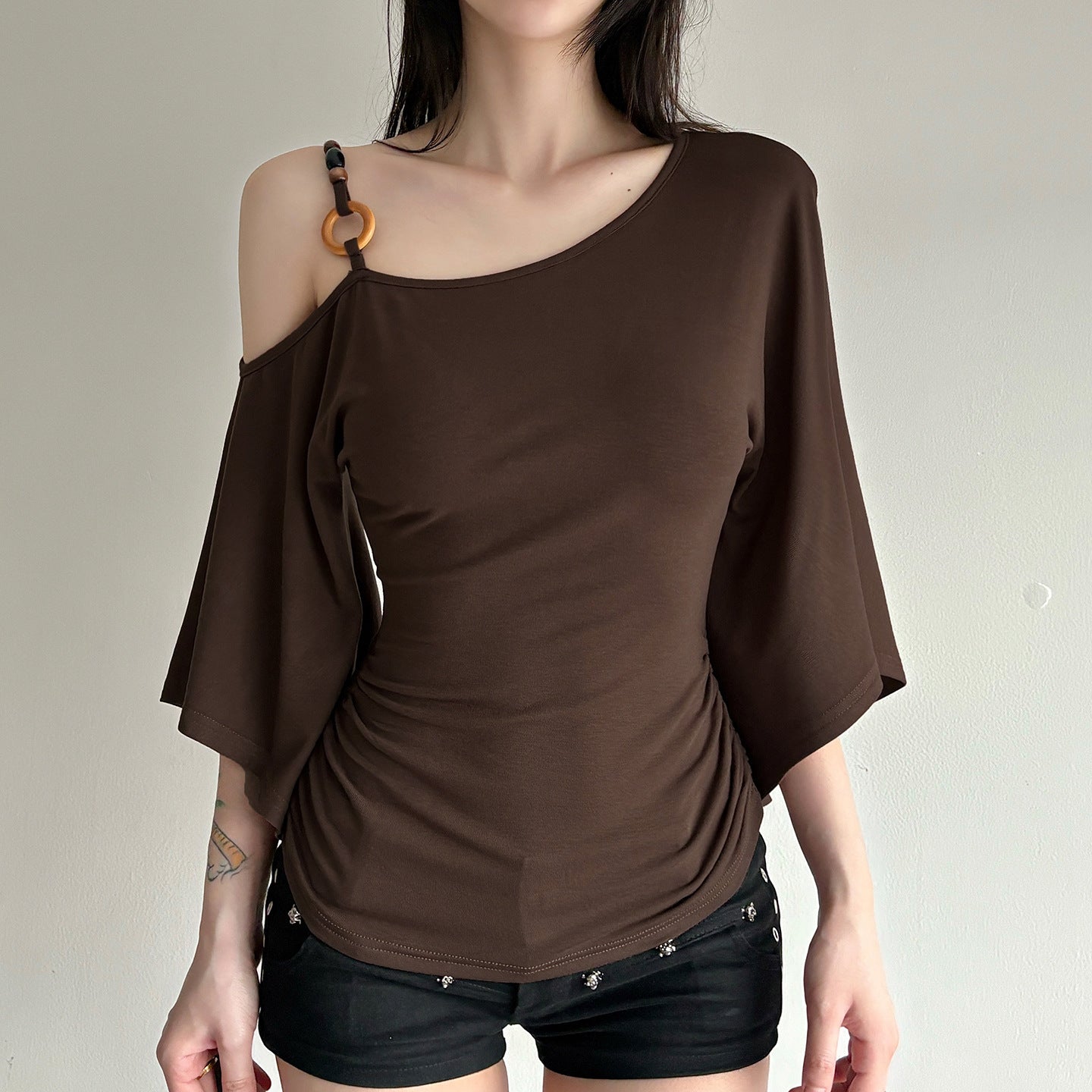 Asymmetrisk Blus med Flödande Ärmar för Stilmedvetna Kvinna